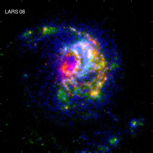 Galaxen LARS 08 avbildad med rymdteleskopet Hubble. Bilden är färglagd på konstgjord väg och blått visar områden som Lyman α når oss från. Galaxen ligger ungefär 500 miljoner ljusår bort i Jungfruns stjärnbild. Bild: LARS-gruppen, NASA/ESA etc.