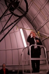 Ulf Wahlgren klipper bandet vid invigningen av teleskopet