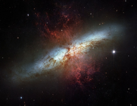 Galaxen M 82 har varit ett återkommande objekt i Aina Elvius forskning. Denna galax har livlig bildning av nya stjärnor och ligger 12 miljoner ljusår bort i stjärnbilden Stora björnen. Bilden togs med rymdteleskopet Hubble. Bild: NASA/ESA, Hubble Heritage Team, Gallagher, Mountain & Puxley.